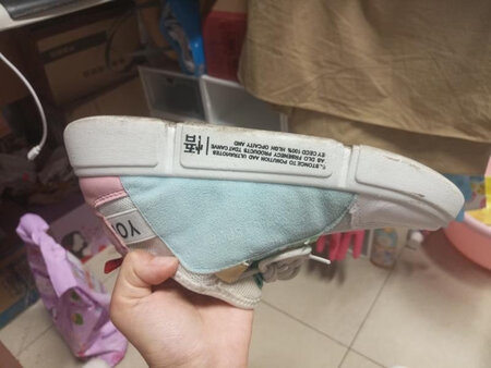 产品收到了，确实非常快，立马打开包装使用以下，鞋子洗的非常干净了，之前翻毛皮的黑色的东西也没有了，使用起来非常方便，用客服讲的方法做感觉真的可以事半功倍呢，卖家服务态度也非常好。用完还会回购的
