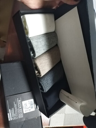收到了 手摸着很舒服的质地。 等不下雨了 袜子洗了 才知道穿起来啥感觉。