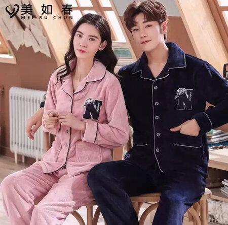 哈哈，衣服已经收到了，版型很好看，花色颜色看着都很舒服，摸起来也很舒服，虽然是新衣服，但是没有什么刺激的味道，嗯，总体来说是非常好的很喜欢。