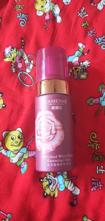 这款泡沫洁面乳清洁效果很好，用后感觉皮肤润润滑滑的，非常舒服。