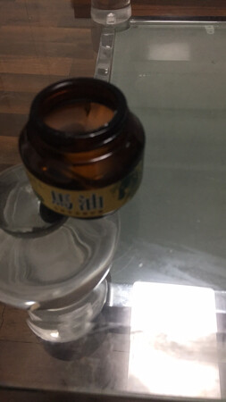 已经是第三次买这款马油了，而且是买三送二，一次性买五瓶。多次买的原因很简单：使用时见效。几年前，老公的脚掌莫名其妙地开始开裂，走遍了市内三甲医院皮肤科以及皮肤病医院，化验、检测结果是湿疹。医院开的药，初用时见效，但时间一长，脚又开裂，最严重时，晚上脚肿、脚掌大多对方都开裂。期间，也相继在澳洲、美国、泰国、日本等国家买过治脚裂的药膏，但见效甚微。偶然一次发现这款马油，用了一段时间后，开裂的脚掌明显好转。不知是因为停用了一段时间还是其他原因，老公的脚裂经常有反复。所以，这次又买了五瓶。真希望这款马油能治了根本。