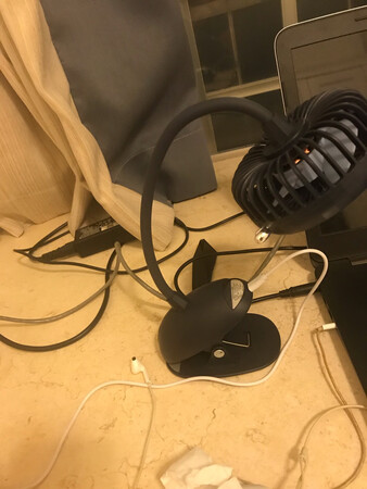 买来吹笔记本的，作为一个小风扇杀手，我已经用坏好多个了，这次也看了好多家的小风扇，看到其他家的评论，打着静音的旗号，压根儿不静音，果断pass。选了好久看到这个，想着比其他家还是要贵一点的，一分钱一分货叭，就入手了这个小风扇，当天到了发现简直宝藏~三档风，到之前我以为要用第二档，做好了嗡嗡嗡的准备，结果只用第一档就完全足够了，关键是声音非常非常小，风力却很足！我jio得除非特别特别需求，都不用开第二档和第三档的。我一般都是插着充电用，所以也不知道不充电能维持多久。还有就是，它是能在桌上立稳的，自己调下角度就行了，我是把它的鹿角挪到下面去了2333。之前用的小风扇们平均寿命不到两周，要不就不转了，要不就风力变小吱嘎吱嘎响，要不就转着没风，这个我特意用了差不多半个月再来评价，就是想看看它到底行不行，完全和刚到的时候一样，完美~  平时网购基本都不写字不拍图，但这个小风扇真的好用啊啊啊啊啊啊，发出李X琦的声音：买它！！！