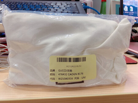 预售商品大概5天就到货了，顺丰发货，到货体验很不错。商品质量很好，很正的牛皮味道，链子重，虎头扣超精细，施华水晶也很闪。多年买包经验，不用验货啦，肯定正品。