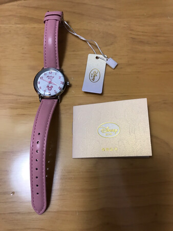 总算赶上了双11大优惠, 物美价廉，物流超快，隔日即到，值得信赖！
包装完好，卖家服务态度很赞，解答迅速，手表到手满满的信任。
手表色彩粉粉哒，但不会过份鲜艳，恰到好处，女儿很喜欢?
表身轻便，厚薄适中，做工精细，佩戴方便，走针准确，防水防震，很适合小孩使用，值得购买！