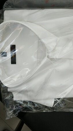 白色的这款衣服真的好靓啊，自己的颜值可能有点hold不住啊，是内扣的形式，看不到扣子，这种设计对我这样孤陋寡闻的人来说，属于第一次见，衣服的材质也很好，东东自有品牌，一直以后是以物美价廉著称，确实适合我这样的工薪阶级穿着，这个品牌的衣服买过好多件了，建议购买