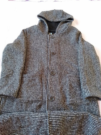 衣服合适，样子宽松还不显臃肿。