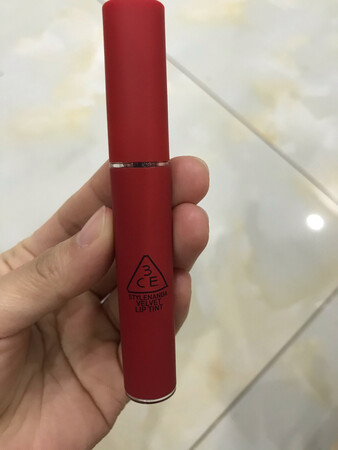 本**肤偏黑，所以通常都用红色系的，这次选的橘红色也很好看哦！涂着方便，十分的湿润，而且闻着味道很香很香吃的冲动，开始准备入手全套3ce啦，宝贝包装完好，物流速度也很给了，会继续关注店铺，为抢购全套最准备！