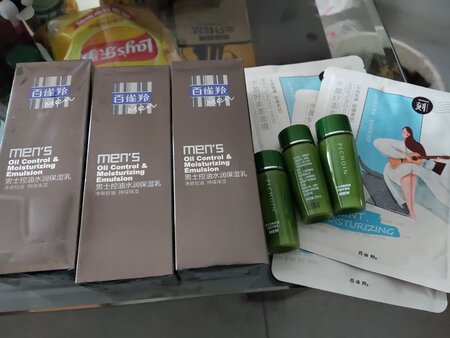 趁活动囤了三瓶，卖家还送了面膜跟保湿乳，相当奈斯，国货精品，温和不刺激，价格不贵。