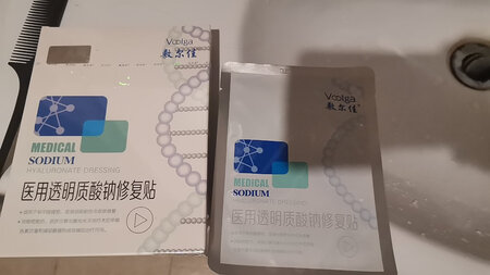 产品质感：包装很精美
使用感受：面膜温和
适合肤质：过敏性皮肤完全没问题
补水效果：超补水，精华还很多
贴合效果：男女都很贴合脸部
其他特色：油性皮肤，敏感皮肤的好帮手