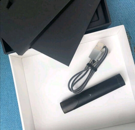 特意用了几天才评价，这款小烟给的口感细腻，充电时间短待机时间久，出门带着很方便，而且款式很有范，烟弹的味道很喜欢可以完全替代真烟，这个价格买到这款套装非常划算。　卖家人很好 这个还没用 看包装应该不错，终于找到家好店，服务好，质量不错，下次有机会再来买。
　