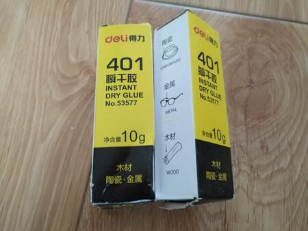 双十一活动买的，京东自营的商品，发货速度还是快，就是配送的没有平时快了，不过毕竟是双十一，快递多，还是可以理解的。虽然平时不太用，但是买来放家里，有时候用起来就不用再出去买了，这个包装完好，使用说明和注意事项都很清楚，使用了一次，胶的流动性很不错，有点轻微的味道，很容易就粘住，而且粘住一个小时后在看，就已经粘的挺牢的了，东西还是挺不错的。