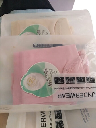 摸起来手感滑滑的，看面料说是桑蚕丝的咱也不懂，瞎买瞎穿，内裤这种贴身穿的，得经常更换，上身觉得舒服下次在过来回购