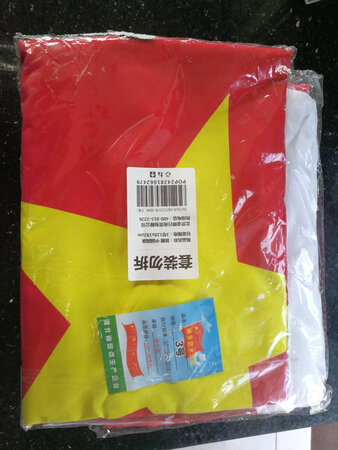 大小刚刚好，国旗的颜色也比较鲜艳，质量还不错。
