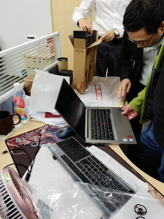 散热性能：可以的
其他特色：轻薄
屏幕效果：用起来不错的
运行速度：这个配置办公不错的哦
轻薄程度：还可以
外形外观：设计经典