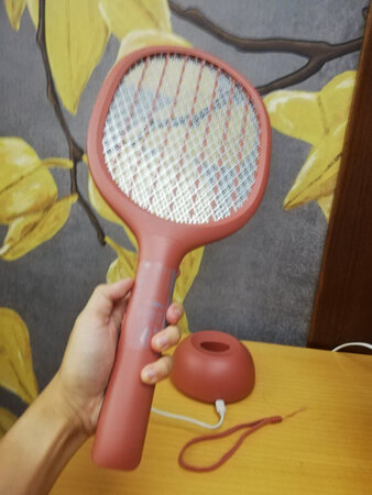 每次必赞的首先是京东物流，速度快服务好，每一次都是小哥亲自送上门，不像其他快递公司那样随便扔代售点。回到这款蚊拍，外观设计是我看过全网最漂亮的，材质和表面处理都做得很好，细节很到位，手感也很好。
充电方式很新颖，比起以前老式的直接插插座要好上百倍。
灭蚊灯模式很有创意，总体来说非常满意。