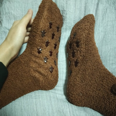 特别满意的一双袜子 颜色棕色耐脏哈 地板袜 在家里直接不穿鞋都可以 款式很可爱 圣诞节快到了 给自己准备了袜子嘿嘿