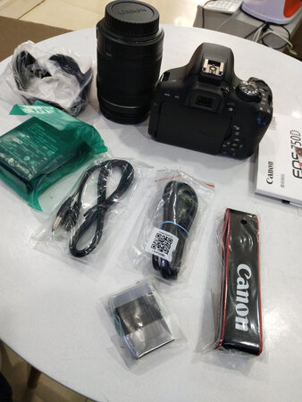 产品包装：原包装还可以
外形外观：气 
成像效果：135镜头足够用了
反应速度：反应速度很快成像快
其他特色：第一次购买单反