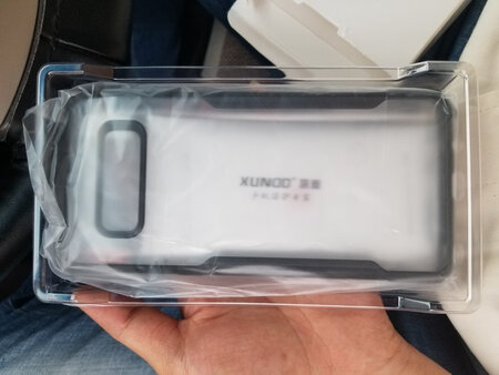 手机壳质量很好，开孔也很准确，装上后手感也很轻薄，但是有一点，就是电话不能贴膜，我的两张水凝软膜都被顶起来了四个角，所以只能让屏幕裸奔了。?