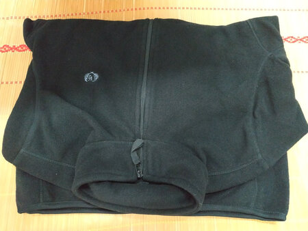 收到衣服后试穿了一下，薄薄的挺舒服。感觉还不错。