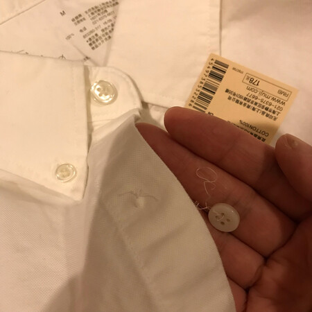 这件衬衣很厚，是普通斜纹棉布衬衣的两倍厚；放洗衣机网兜里面搅了，没有缩水等问题。但是皱得一塌糊涂，洗之后抖了半天、拉来拉去，还是皱的要命，第一次见这么容易皱的衬衣，不会再买这种牛津布衬衫了，还不如亚麻材质的。***的牛津布衬衣完全没这种皱巴巴的效果。必须熨斗烫才行。原价一百七十八不值得买。刚买回来就掉一粒扣子，失望。