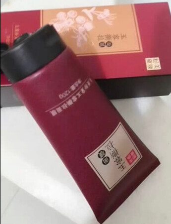 可以把毛孔的黑头粉刺吸出来，用完脸部很光滑，很好用