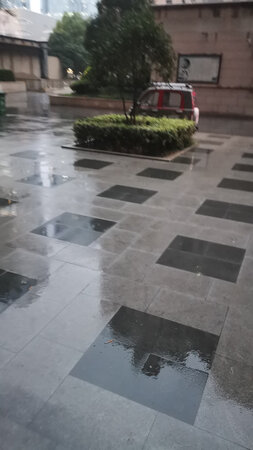 刚好下午，雨衣也到啦，马上试穿
