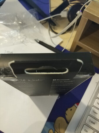 包装盒好像是被开过的。感觉是二手的。