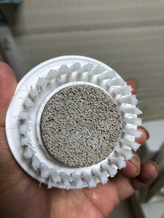 没有一个中文，简直三无产品，毛很硬，搓背疼，稍微用力就不转了