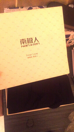 买的时候没注意是丝袜，收到快递时候黑色包装袋上大写着“丝袜—男”，在同事怪异眼神中取走。穿起来很不错，凉爽吧