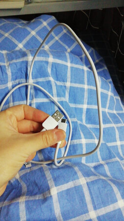 接口类型：是个华为畅想8plus的，客服推荐的，很好的，很合适，找了半天都找不到，但是这个很好，很合适
做工质感：很好的，不是太硬，看着能用很久的样子，白白的，很不错，和原装的一样，可以购买呦，喜欢的亲真的可以购买，正品
发热程度：没有发热，没怎么发热，用了一整天，也没有发热
充电速度：充电速度可以呦，很好用
传输速度：传输速度也可以，这个价钱很合适的，很好用的呦
其他特色：带防伪标识的，是正品，用着放心，京东的东西可靠的很呦，很不错的一次购物，喜欢的亲可以购买，挺便宜的，也不用运费，很好的