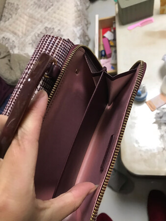 外观颜值：真的不知道用什么词来形容了，真的特别喜欢，看了好久了，五折买下的
材质手感：手感高级
做工细节：做工精细，质量很好
适用场合：适合参加婚礼宴会之类的，很上档次