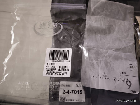 穿上感觉还不错，面料摸起来很柔软。