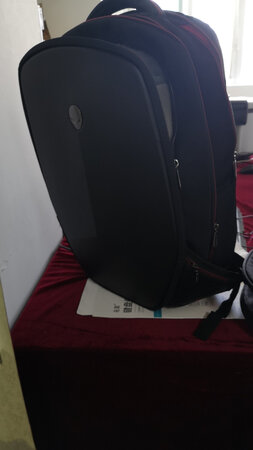 大小正好，可以放很多东西，就是有点重，但我还是非常喜欢