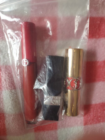 买了三只口红，（迪奥，圣罗兰，阿玛尼）货品发送错了，搞了一场大乌龙，包装袋都没有，用个塑料袋装的，