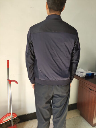 服务周到，物流迅速包装完好。衣服不错质量很好