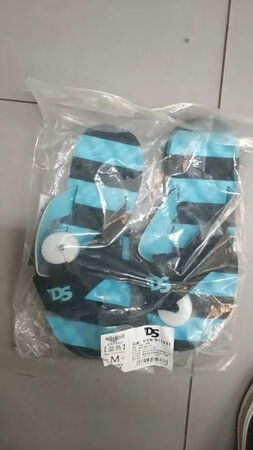 我订的是黄色？为什么给我发蓝色？然后联系客服信息也不复？就算没货不应该直接沟通？也是直接发货？货架不会落？