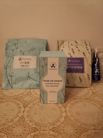 第一次使用，感觉质地清爽，比较浓郁的香甜味，皮肤吸收很快，满意。200ml瓶子矮胖所以显得比较少，下次可以买更大瓶500ml的。
双11付款早，按照宣传送了小喷瓶面膜纸和眼罩，店家诚信。