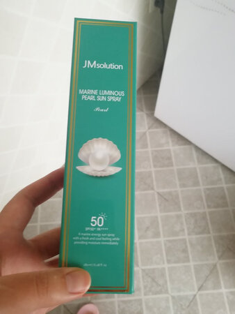 之前一直用这牌子的面膜，还没试过这款防晒霜呢，不过有其他朋友推荐这款防晒，所以蹭着这次的活动买了试一试，现在是冬天也用不了这款防晒，只能等明年夏天再来评价了，防晒喷雾就是用来补防晒霜作用的，出门还是得找涂防晒霜呵呵～～