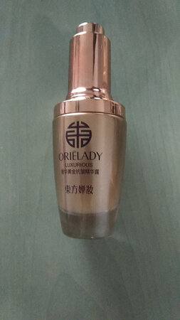 不错的精华，滋润效果不错，用后有光泽很喜欢，感觉真的选对了。还会回购的。