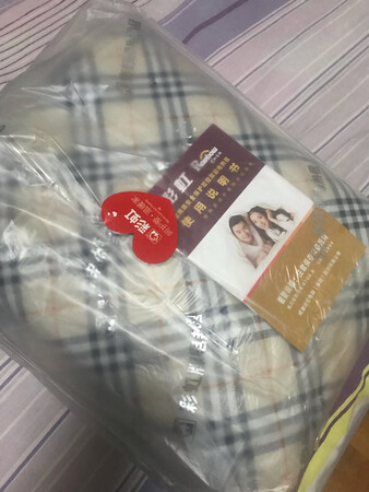 一直用彩虹牌子的电热毯，信任这个牌子，这次是有客人来，要给客人加个电热毯，自然还是彩虹牌的。
面料手感柔软舒服，格子的图案也很喜欢 。三档温度，两侧可以分别调节。