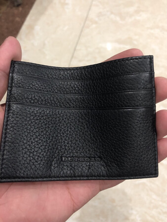 很柔软的鹿皮 上面还有一个零钱位 很不错的卡包
