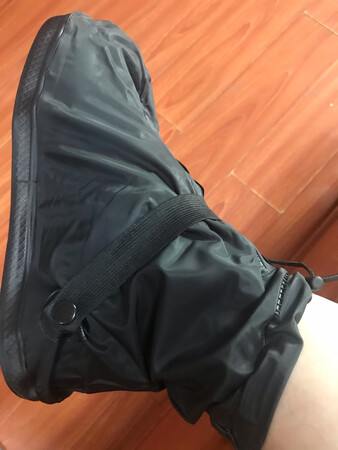 雨季快来了，一直留意各个平台的鞋套，直到看到这款鞋套，做工很是细腻，携带方便，不透水，特别是还带有弹簧拉扣，这样整个鞋套不会松松垮垮，很是有型。
