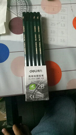 做工质感：木质材料非常好，铅芯也很棒呢！
颜值包装：颜值高大上。
顺滑程度：铅笔顺滑。
手感：拿在手上很方便很舒服。
字迹粗细：铅笔写字粗细随意，自己控制。
其他特色：就喜欢这个牌子的铅笔。