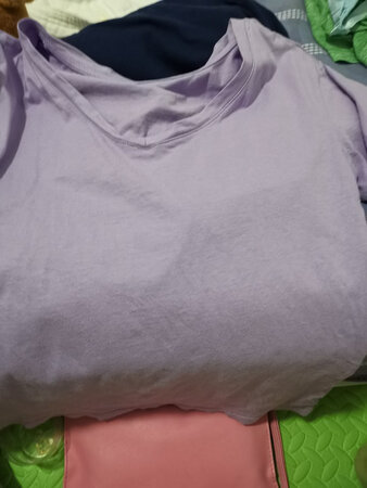衣服是纯棉的，穿着很舒服，颜色也很好看，非常喜欢