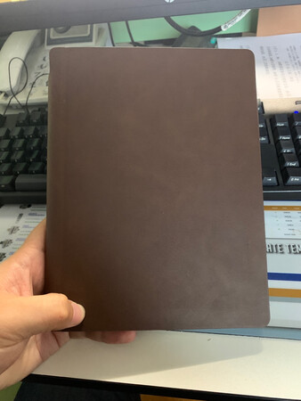 本子很不错，很有档次感，质感也很好，够用还能放一只钢笔