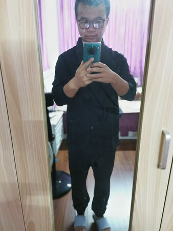 衣服刚刚好 穿的很合身 质感也不错 双十一折扣后价格也实惠