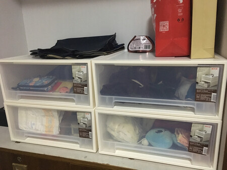 产品不错，无气味，材质厚，结实，容量也大，就是有点小贵，抽屉稍紧，需双手配合拉开。
