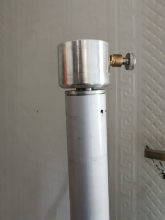 做工非常差，上部螺丝还没用就断了。对中杆内部的螺丝伸出来未处理导致放置觇牌的小零件没法拧到位，下部悬空。觇牌无法固定稳当，误差很大。