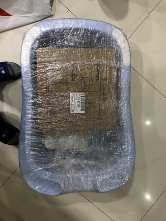 蚊帐已经收到了，为小宝宝提前准备的，和购买的浴盆装在一起送到的，暂时还没有拆出来看，一直在京东自营上买东西，相信应该没有什么质量问题，外包装纸盒有一点破损的情况，估计没什么大的问题，等过几天拆出来再仔细看看。家里蚊虫有点多，给小宝宝提供一个良好的睡觉环境很重要，毕竟孩子小不太敢直接就用蚊香。