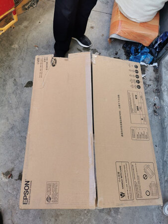 产品包装：包装非常好！除了外面纸箱破了以外，里面东西都没啥问题
外形外观：很漂亮，比较喜欢
操作难易：刚开始还是比较难，上手以后就觉得可以呢
打印效果：打印黑白色没啥问题，唯一感觉就是打印彩色的时候打印效果不是很好，用的相纸打印出来的效果一般般！
另外就是，对他们的售后技术客服五星差评，回复消息非常慢，问一个问题，一小时以后回答一句，然后再问，又得等好久！对这一点非常不满意，希望能够得到商家重视！回复消息的速度太慢了，不是一般的慢！如果不会用打印机的不建议买他们家的，回复消息的速度慢的能让你怀疑人生！！！五星差评！
打印速度：打印速度还可以，声音有点大！